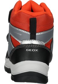 Zwarte, grijze en oranje hoge sneaker met een textiel bovenwerk, zilverkleurige accenten en het "GEOX" logo op de hiel.