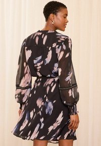 Love & Roses REGULAR FIT-STUD TRIM PRINTED - Freizeitkleid - black feather