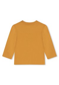 Langermige, mosterdgele katoenen T-shirt met een ronde hals, een gladde textuur en gestikte zomen. De achterkant toont eenvoud in het ontwerp.