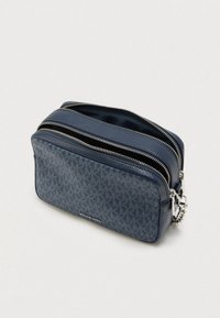 Granatowa kosmetyczka wykonana z fakturowanego materiału syntetycznego, z podwójnym suwakiem, detalem z logo oraz geometrycznym wzorem na powierzchni.