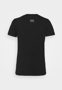 Zwart T-shirt met korte mouwen, van achteren getoond, met een kleine rechthoekige Versace Jeans Couture-logo patch nabij de halslijn.