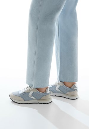 Sneaker in rete blu con accenti grigi, tessuto testurizzato in design low-top, dotate di lacci bianchi e suola in gomma nera.