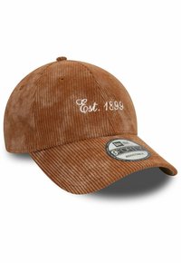 Braune Cordmütze mit weißem gesticktem Text "Est. 1899", gebogenem Schirm, verstellbarem Riemen und runder Logo-Patch auf der Vorderseite.