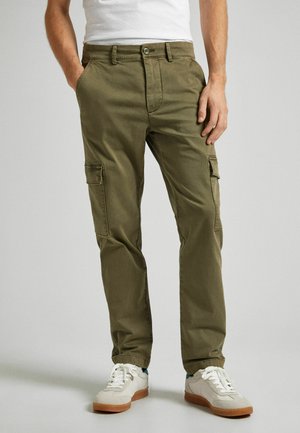 Pantalones cargo verde oliva en algodón resistente, con bolsillos laterales, un diseño de pierna recta y un cierre de botón con cremallera.