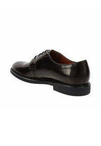 Chaussure de ville pour homme en cuir verni marron foncé, avec lacets, semelle noire, petit talon et bout rond, présentée en vue latérale inclinée.