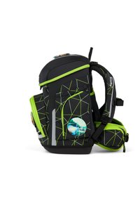 Mochila con un patrón geométrico negro y acentos en verde lima, que cuenta con múltiples bolsillos, una superficie texturizada y un detalle gráfico circular.