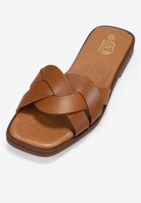 Sandalia plana de cuero marrón con diseño trenzado, punta cuadrada, suela plana y una marca minimalista en la plantilla. Talla 36.