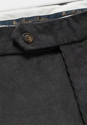 Šedá kordová tkanina s vertikálním žebrováním, obsahující hnědý knoflík a bílý vnitřní pas se značkovým logem "Brooks Brothers".
