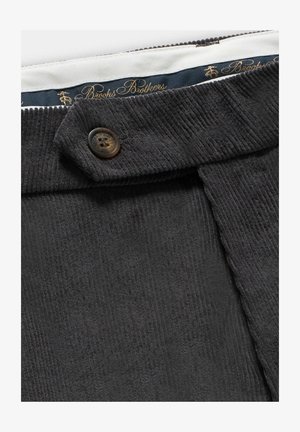 Graues Cordstoffgewebe mit vertikalen Rippungen, ausgestattet mit einem braunen Knopf und einem weißen Innenbund mit dem "Brooks Brothers"-Logo.