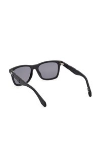 Occhiali da sole neri con montatura rettangolare, lenti grigio scuro e stanghette nere eleganti con design a cerniera flessibile.