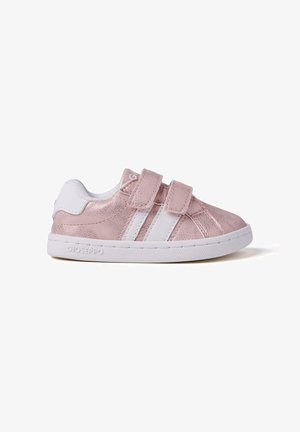Zapatillas con cierre de velcro en piel sintética de color rosa metálico con detalles en blanco y tres franjas blancas. Punta redonda y suela de goma para tracción.