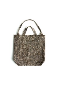 Borsa a spalla con stampa leopardata, dotata di due manici robusti, realizzata in tessuto texture, con forma quadrata e cuciture rinforzate per una maggiore durata.