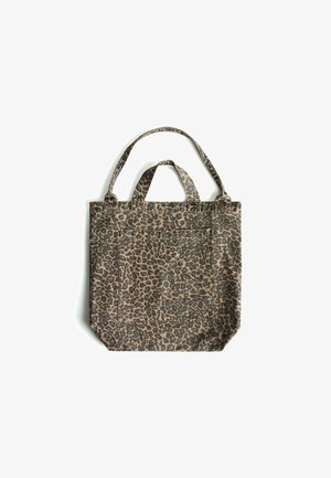 Sac fourre-tout à imprimé léopard avec deux poignées solides, fabriqué en tissu texturé, présentant une forme carrée et des coutures renforcées pour plus de durabilité.