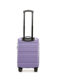 Valise rigide, violet clair, avec des cannelures verticales, une poignée télescopique et quatre roues noires pour une mobilité aisée.