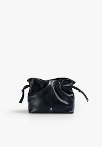 Zwarte leren tas met een slangenhuidpatroon, een zachte, gekreukte textuur, een geplooide top en een trekkoordsluiting met kleine hardwaredetails.