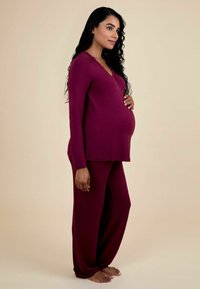 Ensemble de vêtements de détente de maternité en bordeaux profond. Haut à manches longues avec des accents en dentelle et pantalon à coupe décontractée. Tissu doux et extensible.