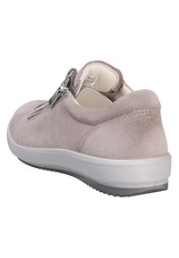 Grauer Wildlederschuh mit niedrigem Absatz, ausgestattet mit einem seitlichen Reißverschluss und einer strukturierten grauen Gummisohle für besseren Halt.