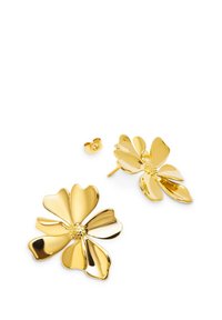 Orecchini a forma di fiore in oro con tre petali, finitura lucida, centro texturizzato e chiusura a farfalla. Include un ulteriore orecchino a perno.