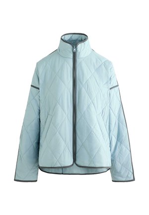 Vadderad jacka i ljusblått med diamantquiltat mönster, hög krage, dragkedja fram och grå kant längs kanter och ärmar.