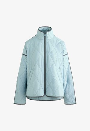 Vadderad jacka i ljusblått med diamantquiltat mönster, hög krage, dragkedja fram och grå kant längs kanter och ärmar.