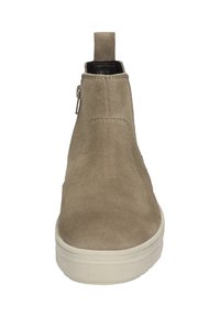 Beige Wildleder Stiefelette mit runder Spitze, weißer Gummisohle und silbernem seitlichem Reißverschluss. Zuglasche an der Rückseite für einfaches Anziehen.