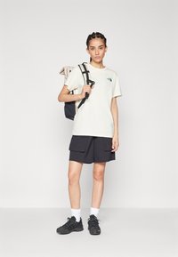 The North Face BOX RELAXED TEE - T-shirt med print - white dune/evergreen
