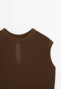 Bruin gebreid mouwloos topje met een textuurpatroon en een sleutelgatopening op de rug. De halslijn is geribbeld voor extra detail.