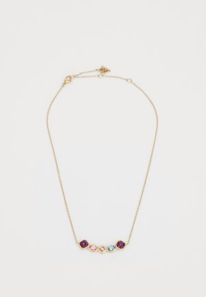Gouden ketting met vijf gekleurde stenen: diep paars, lichtroze, transparant en lichtblauw, gezet in hexagonale en ovale vormen.