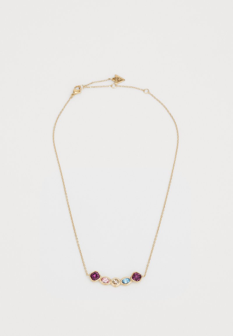 Gouden ketting met vijf gekleurde stenen: diep paars, lichtroze, transparant en lichtblauw, gezet in hexagonale en ovale vormen.