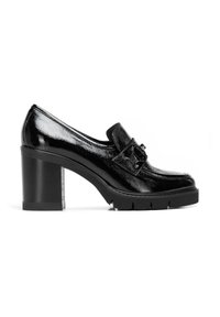 Schwarzer Lackleder-Absatzschuh mit klobigem Blockabsatz, loafersartigem Design und dekorativem Schnallen-Detail auf der Vorderseite.