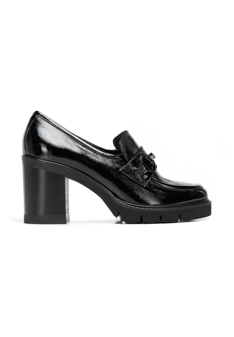 Schwarzer Lackleder-Absatzschuh mit klobigem Blockabsatz, loafersartigem Design und dekorativem Schnallen-Detail auf der Vorderseite.