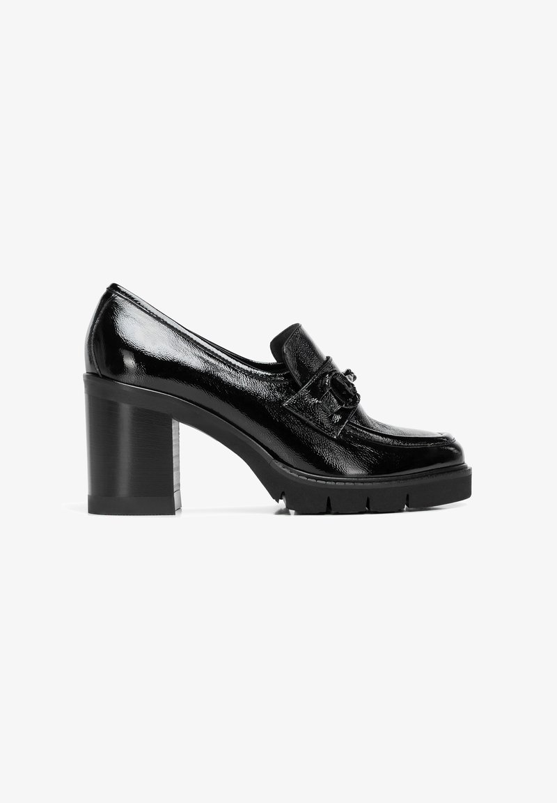 Schwarzer Lackleder-Absatzschuh mit klobigem Blockabsatz, loafersartigem Design und dekorativem Schnallen-Detail auf der Vorderseite.