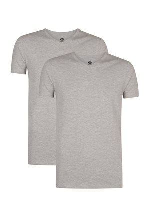 Deux t-shirts en coton gris à manches courtes avec un col en V. Texture lisse, étiquette au niveau de l'encolure, style simple et classique.