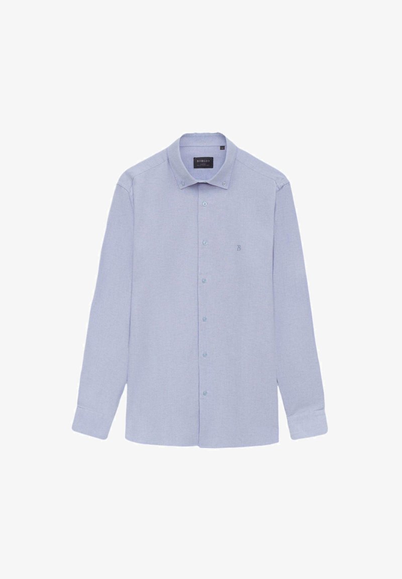 Jasnoniebieska koszula z długim rękawem na guziki ze standardowym kołnierzykiem, delikatnie teksturowana tkanina i małe haftowane logo po lewej stronie klatki piersiowej.