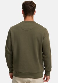 Olivgrüner Sweatshirt mit runder Ausschnitt, gerippten Bündchen und Saum. Weicher Stoff, minimale Nahtdetails auf der Rückseite. Lässiger Schnitt.