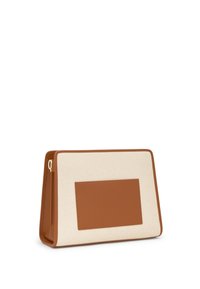 Bolso de mano de cuero marrón y lona beige con un adorno rectangular plano en el frente, que presenta un cierre de cremallera y forma cuadrada.