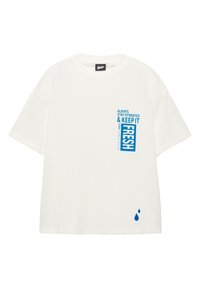 T-shirt blanc à manches courtes avec texte bleu « Toujours rester hydraté et garder la fraîcheur » sur la poitrine et deux gouttes d'eau bleues près de l'ourlet.