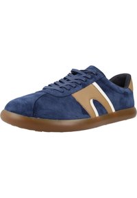 Marineblaue Wildledersneaker mit braunen und weißen Akzenten, ausgestattet mit einer runden Gummisohle und Schnürdesign. Glatte Textur und stromlinienförmige Form.
