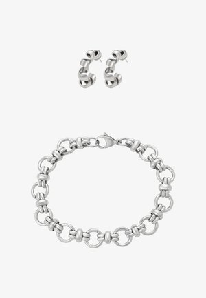 Srebrny komplet biżuterii składający się z kolczyków w formie pętli oraz bransoletki. Projekt obejmuje gładkie, skręcone ogniwa z polerowanym wykończeniem.
