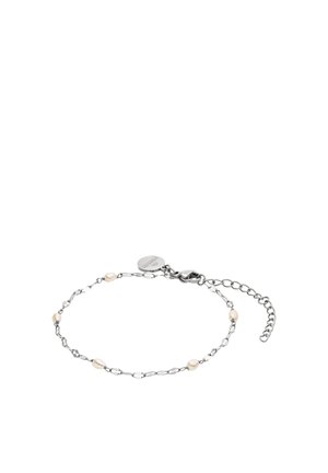 Feines Armband aus Silberkette mit gleichmäßig verteilten kleinen weißen Perlen und einem runden Verschluss mit einer Markenplakette.