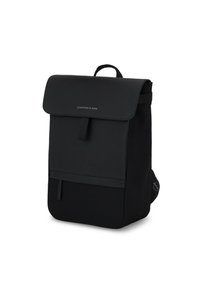 Czarny plecak wykonany z trwałego materiału, z gładką klapą u góry i kieszenią z przodu. Zawiera regulowane paski i detal z logo.