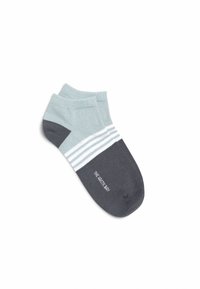Knöchelhigh-Socken in hellgrün und dunkelgrau. Mit einem schlichten dunkelgrauen Zehen- und Fersenbereich, weißen Streifenakzenten und Markentext.