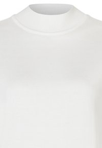 Biały sweter z golfem o gładkiej, prążkowanej fakturze i dopasowanym kroju. Kołnierz jest wysoki z subtelnym, miękkim wykończeniem.