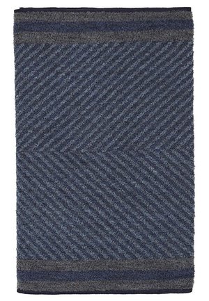 Tapis rectangulaire bleu et gris avec un motif à rayures diagonales et des bandes horizontales unies sur les bords supérieur et inférieur.