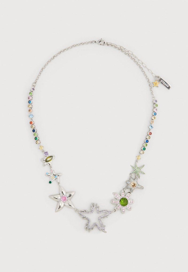 Collier à breloques multicolore avec maillons en métal couleur argent, motifs d'étoiles et de fleurs, et diverses pierres précieuses. Orné d'une étiquette.