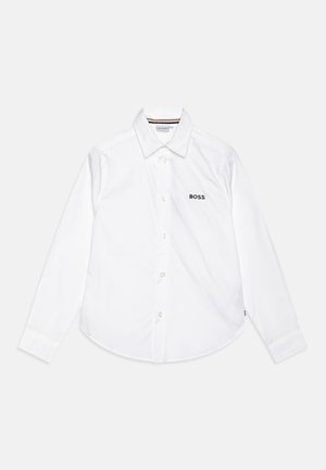 Camicia bianca a maniche lunghe in cotone, con colletto classico, chiusura con bottoni e logo "BOSS" ricamato in nero sul petto.