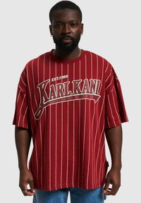 Karl Kani - KM234-001-1 TREKKING BOXY - Sweatshirt - darkred cream Thumbnail Image 1