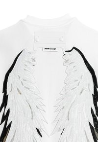 Sudadera blanca con diseños de alas bordados en negro y plata en la parte posterior, con una etiqueta rectangular etiquetada "MWM Design" en el cuello.