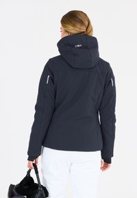 Marineblå vandt�æt jakke med hætte, der har hvide accentstriber på skuldrene og en lynlåslomme. Glat, isoleret stof.