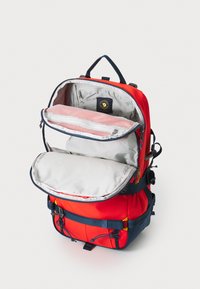 Mochila roja y gris con una parte superior con cremallera, correas ajustables y detalles de malla en el interior. Cuenta con múltiples compartimentos y un asa resistente.